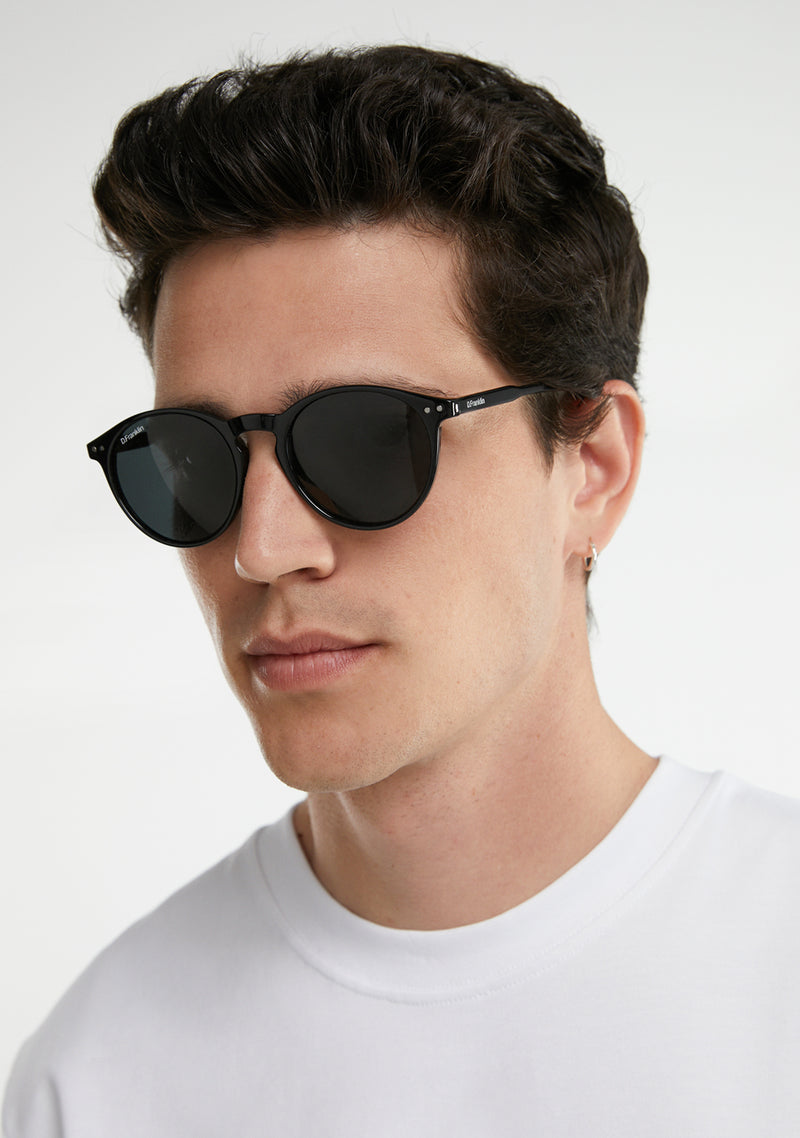  round polarized lenses tinted in black and TR90 frame